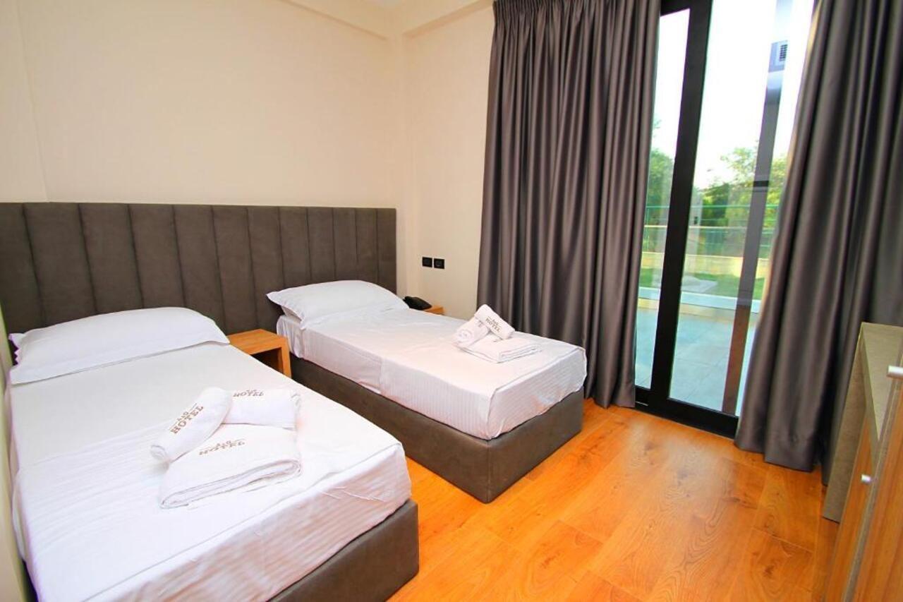 A&G Hotel Radhimë Buitenkant foto
