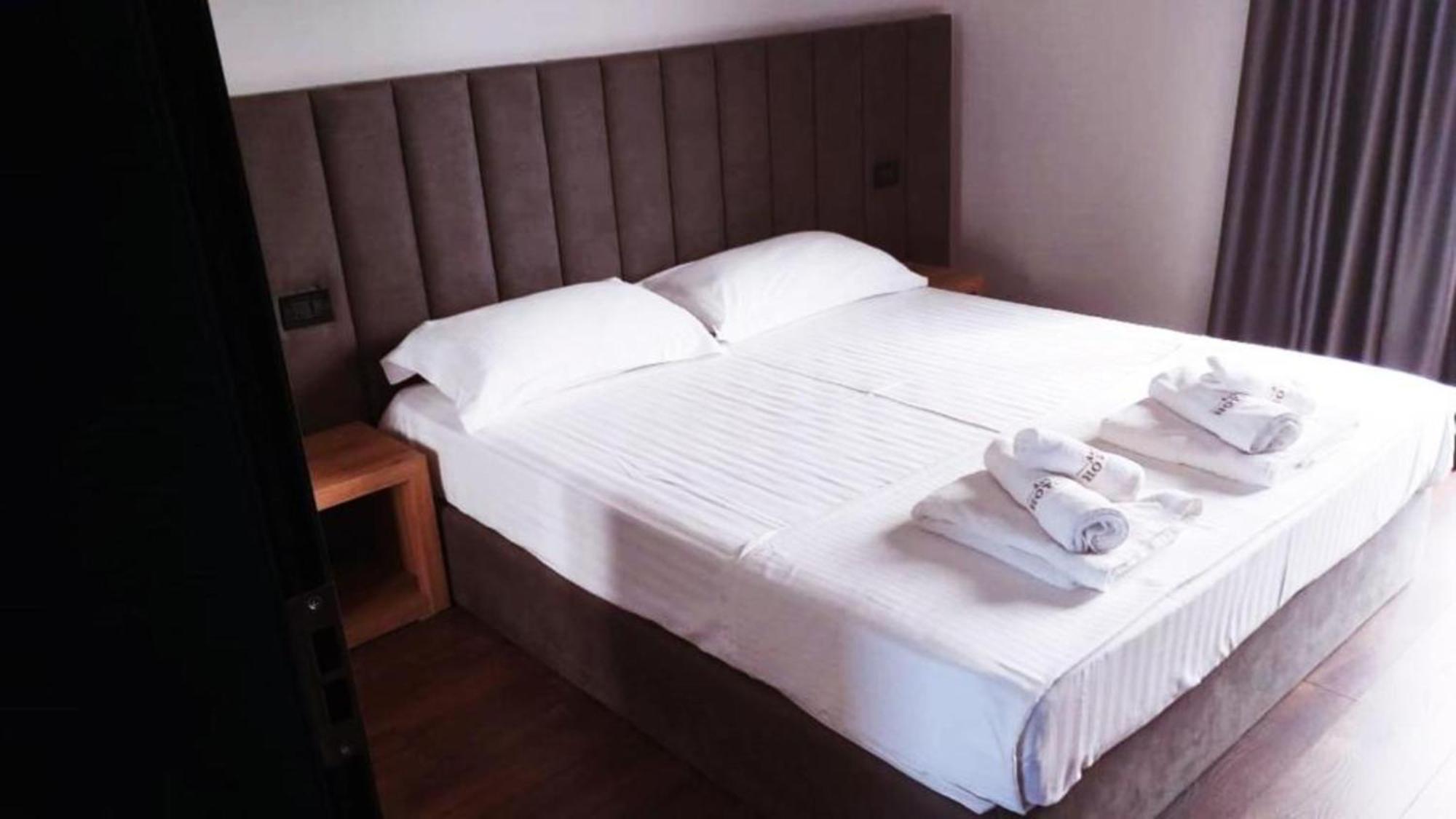 A&G Hotel Radhimë Buitenkant foto