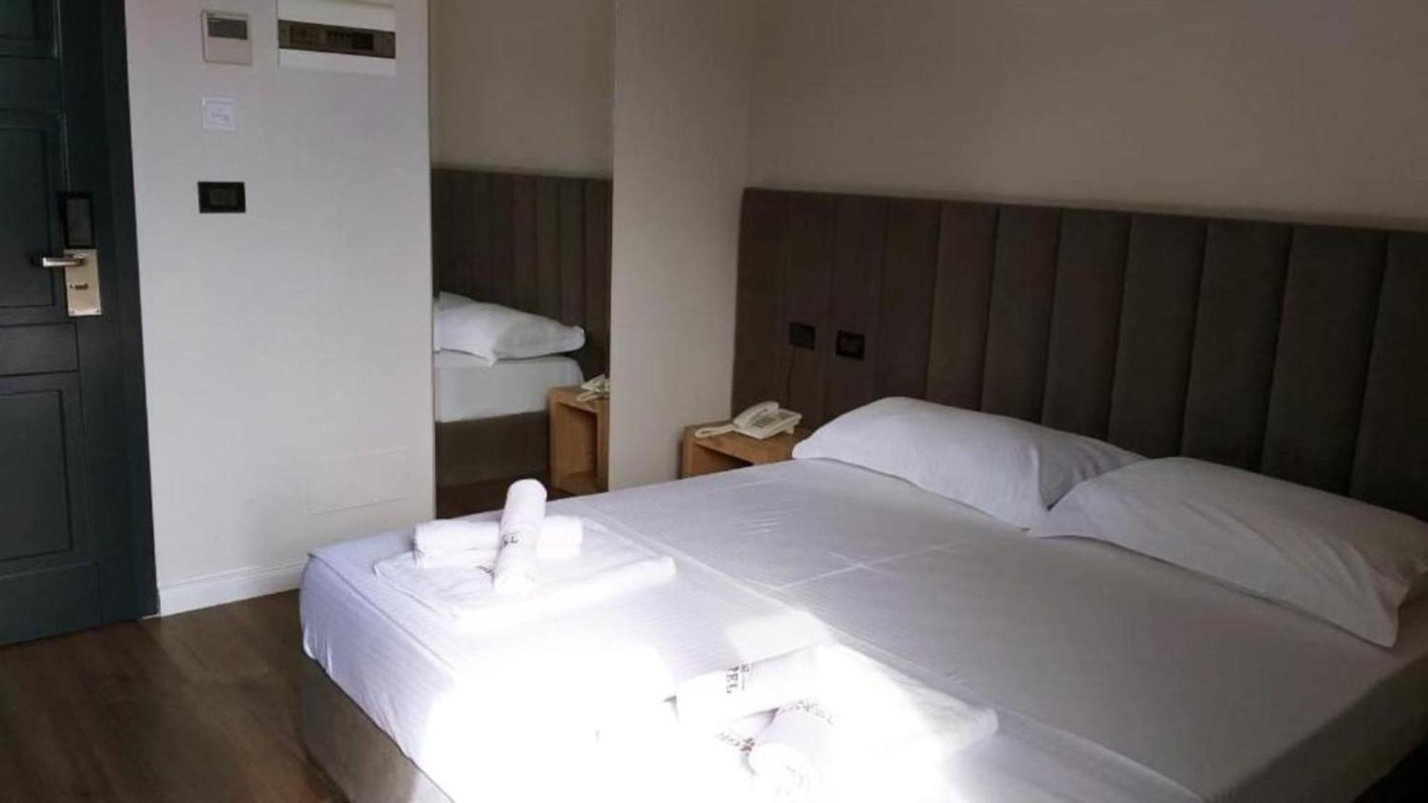 A&G Hotel Radhimë Buitenkant foto