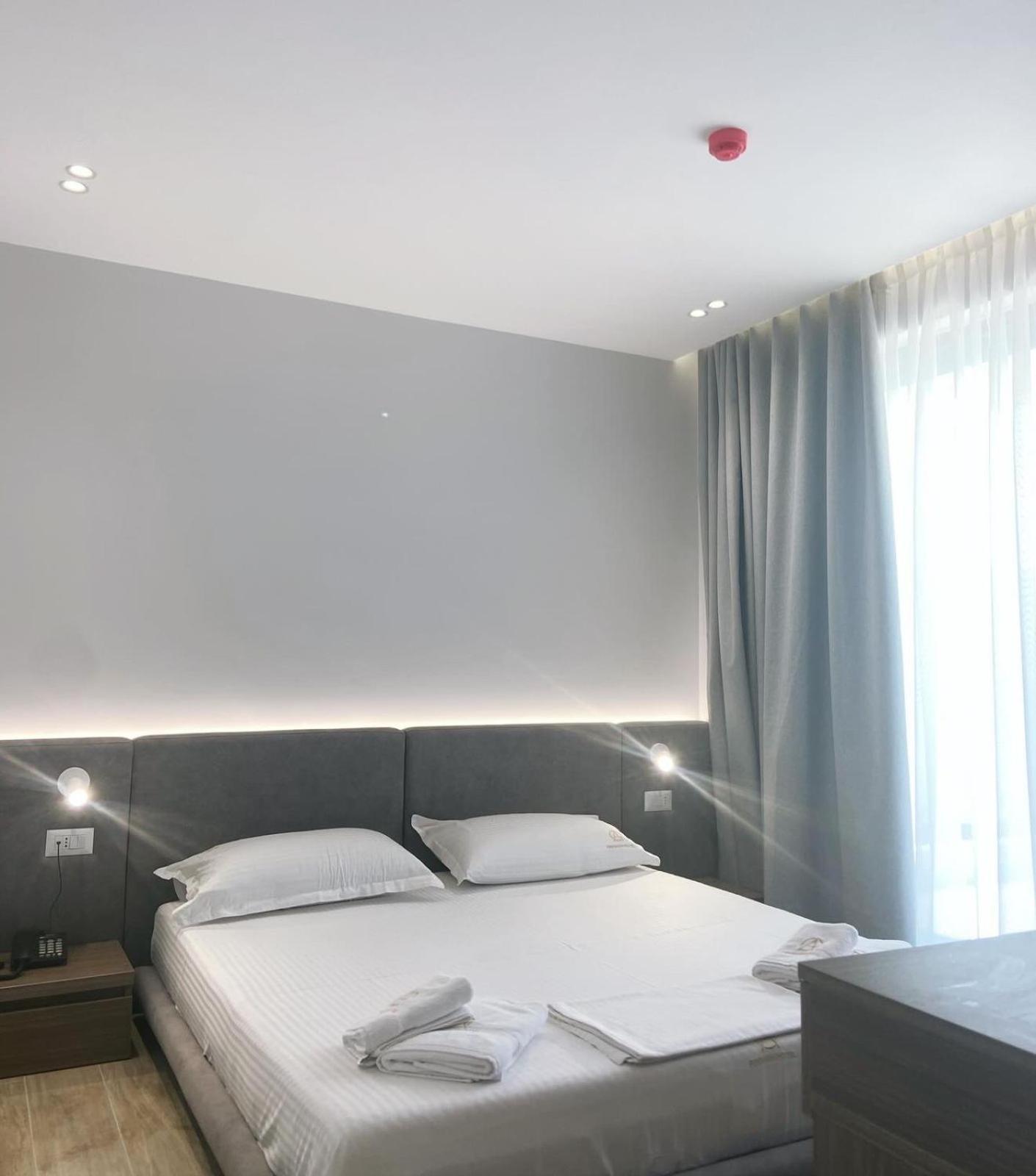 A&G Hotel Radhimë Buitenkant foto